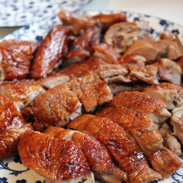 Vịt quay lá mắc mật có phần da óng ả hấp dẫn