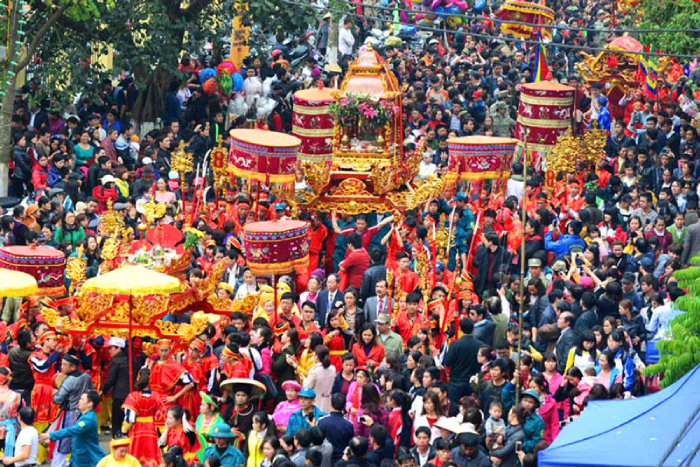 Phố Kỳ Lừa đông nghịt người vào những ngày hội