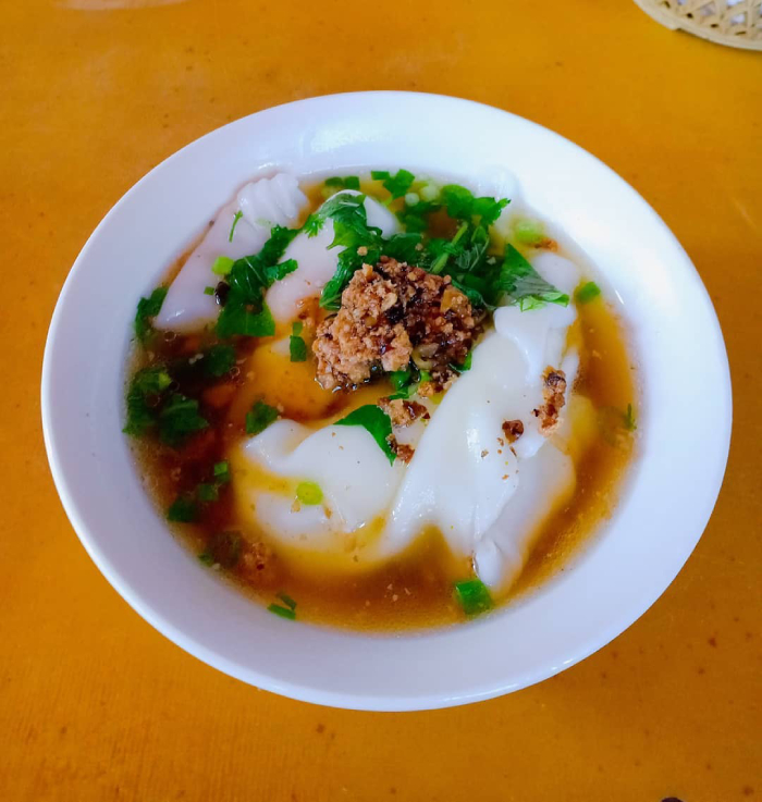 Bánh cuốn trứng Lạng Sơn hấp dẫn ở phần lòng đào và nước dùng thơm béo