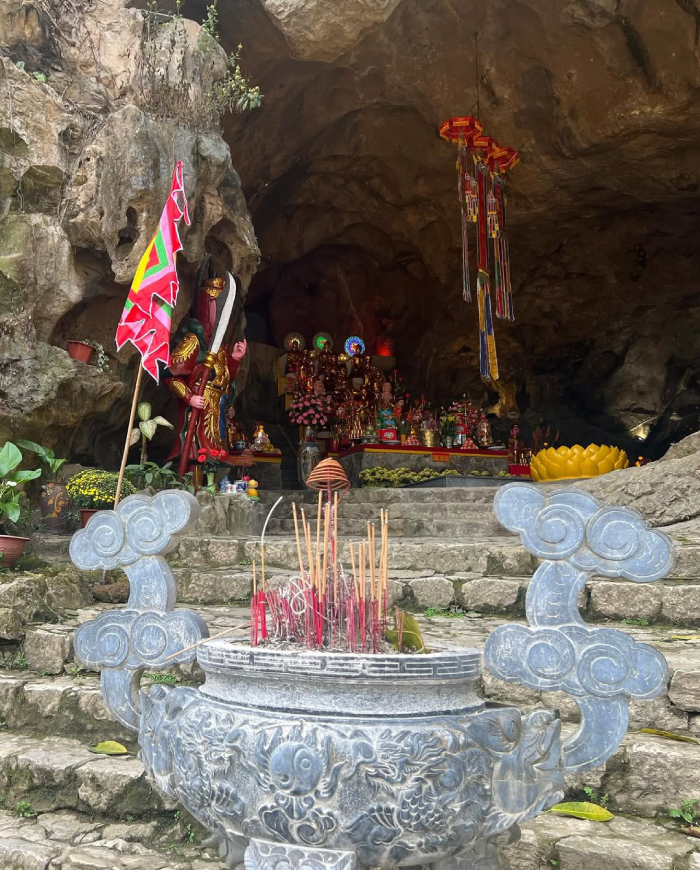 Chùa Tam Thanh ẩn mình trong núi đá và hang động