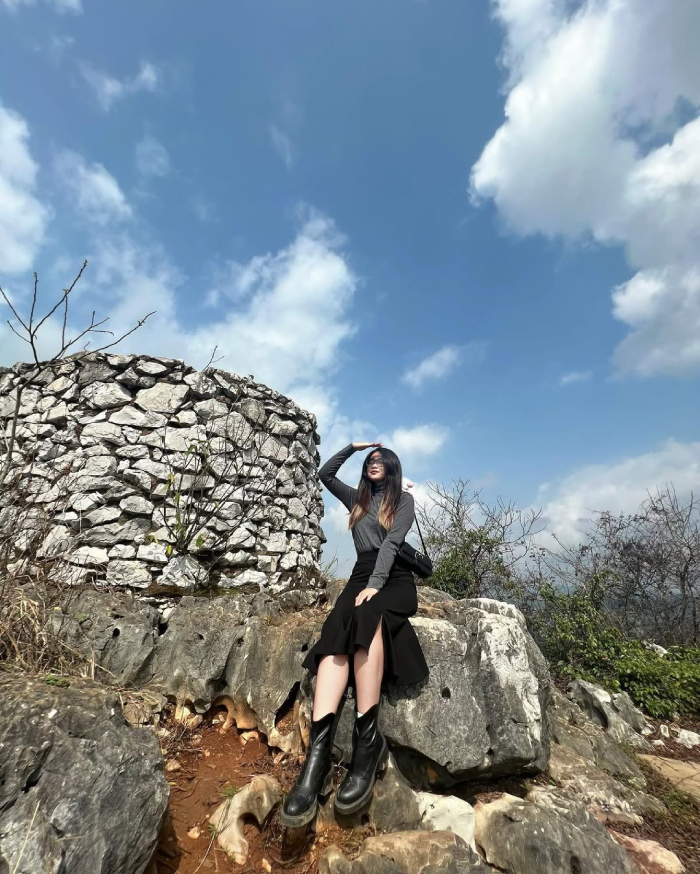 Thành nhà Mạc ở trên cao có thể nhìn toàn cảnh núi non