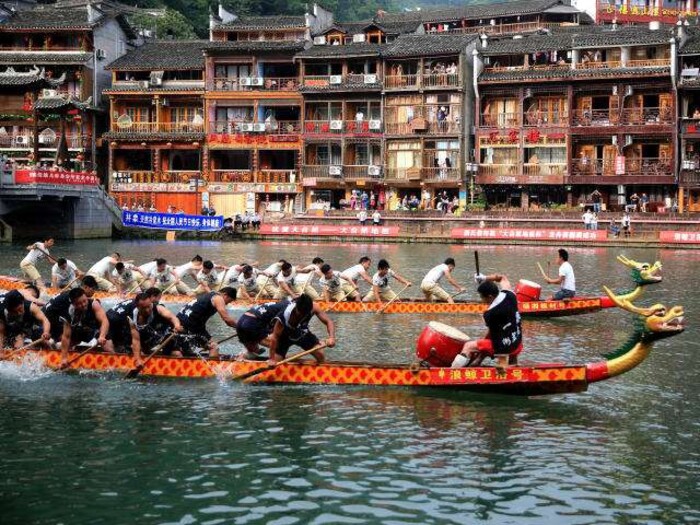 Lễ hội đua thuyền rồng tại Phượng Hoàng Cổ Trấn