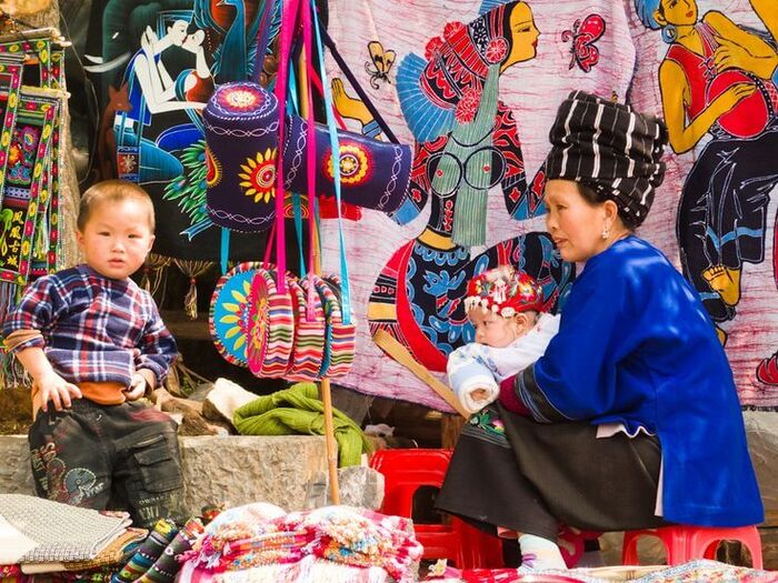 Du lịch Phượng Hoàng Cổ Trấn  mua đồ thổ cẩm làm quà