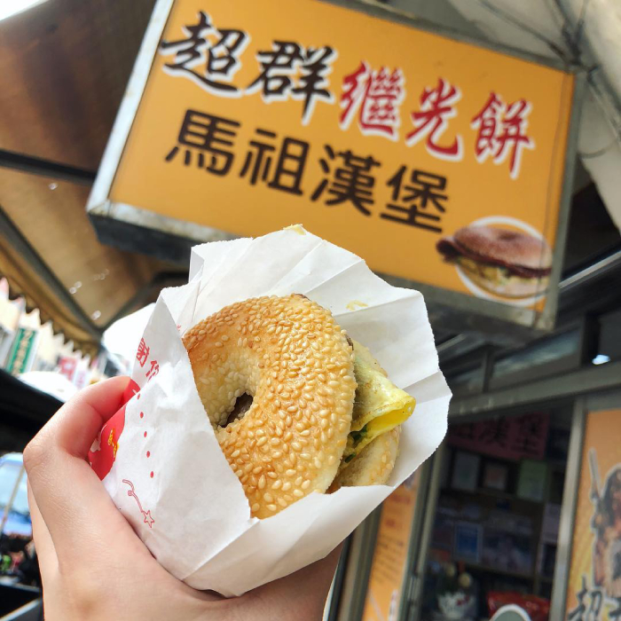 Bánh Jiguang có vẻ ngoài giống 1 chiếc hamburger