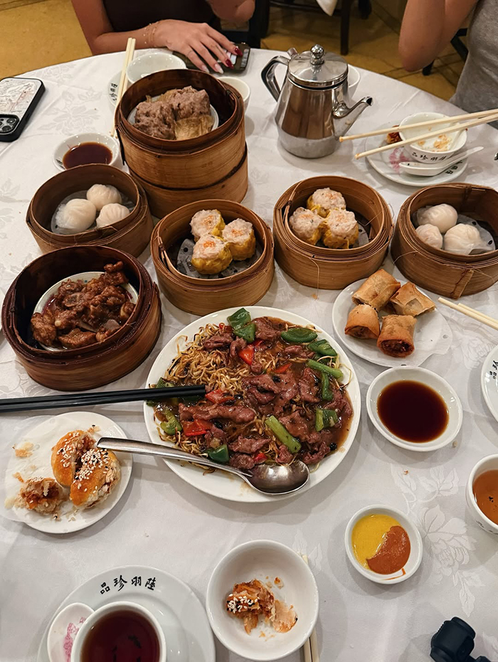 Khám phá ẩm thực tại các con phố sầm uất