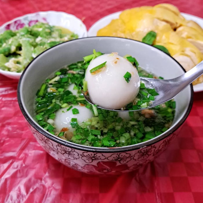 Cơm nắm gạo nếp nặn thành viên tròn với đủ mọi loại nhân