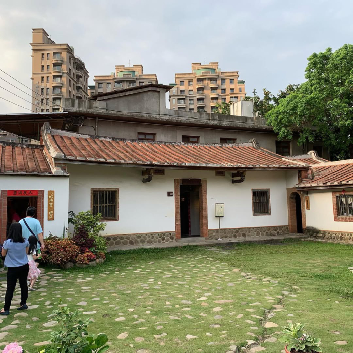 Những khu nhà gạch ngói cổ kính