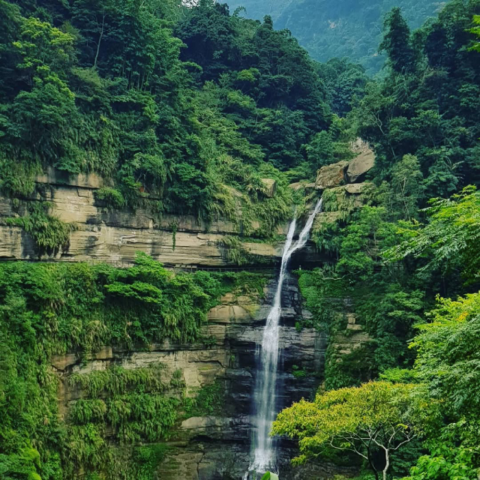 Thác nước thẳng đứng đổ xuống từ vách đá