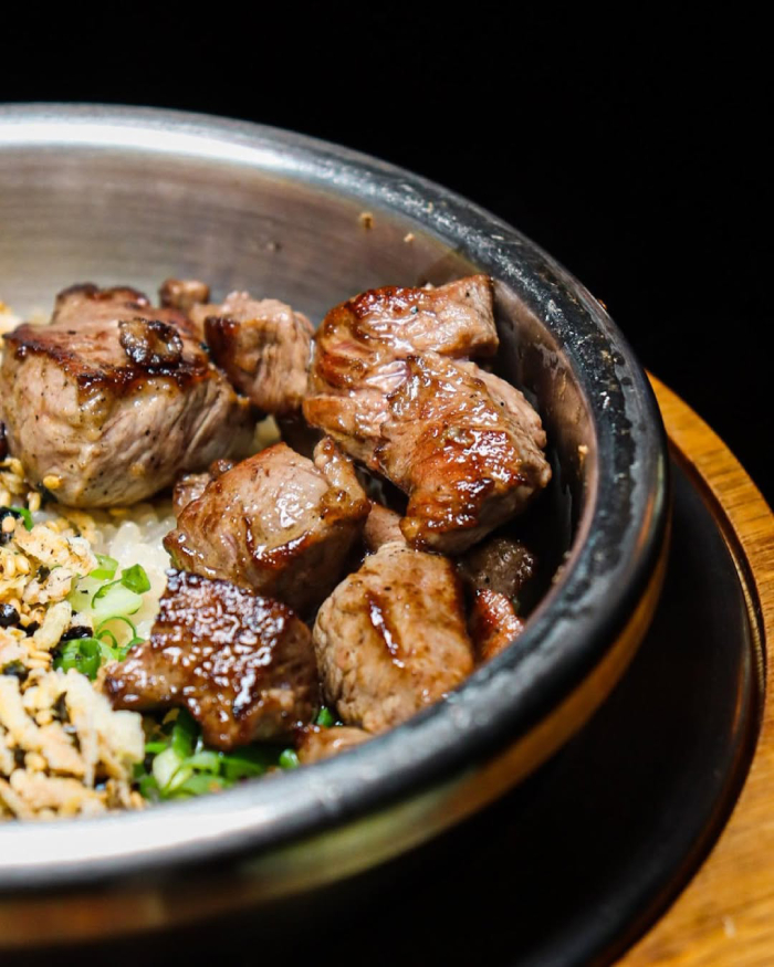 Cơm cháy ngon ở sự kết hợp với thịt lợn hầm