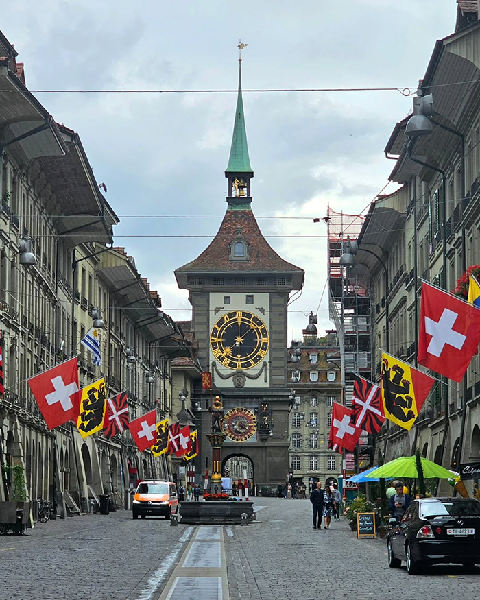 Tháp đồng hồ Zytglogge gần cầu Untettor Brucke châu Âu