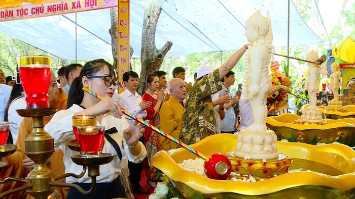 Tham gia các lễ hội ở chùa Hàm Long Bắc Ninh 