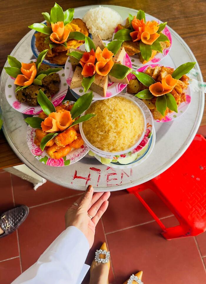 Chuẩn bị lễ cúng ở chùa Hàm Long Bắc Ninh 