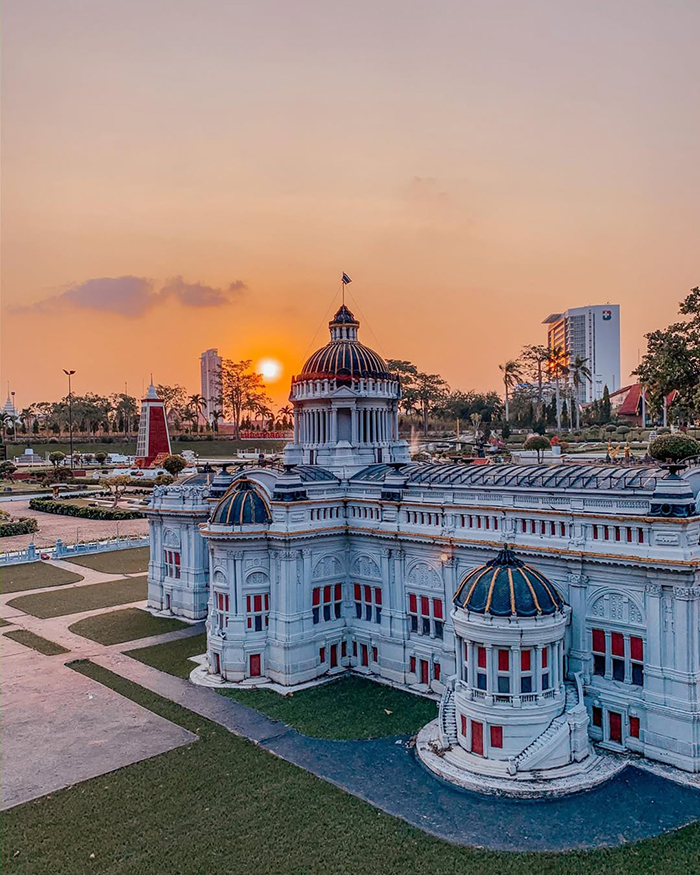 Đi xe máy hoặc ô tô tự lái tới công viên Mini Siam Thái Lan