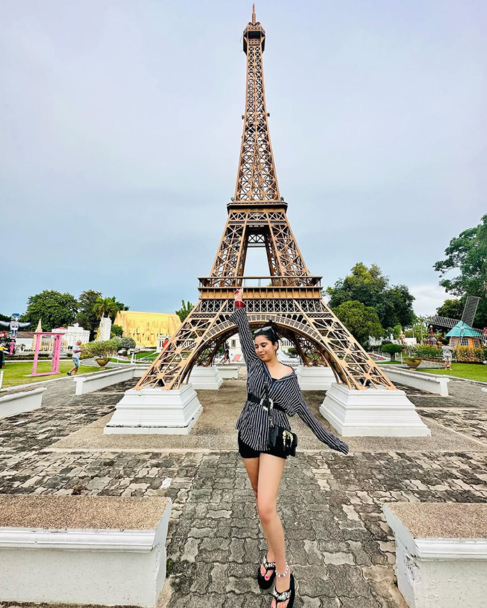 Gọi Xe tuk-tuk hoặc songthaew (xe bán tải chở khách)