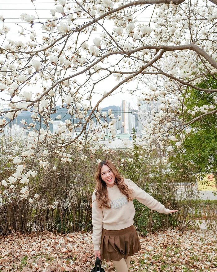 Đường mòn đi bộ và đạp xe ven sông tại công viên