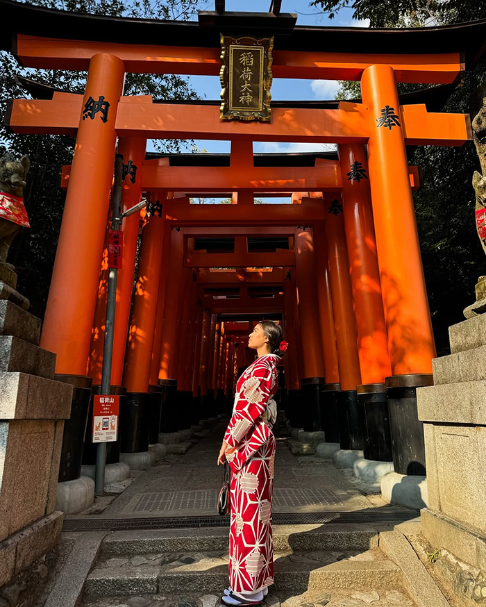 Ngắm nhìn phong cảnh tại đền Fushimi Inari Nhật Bản