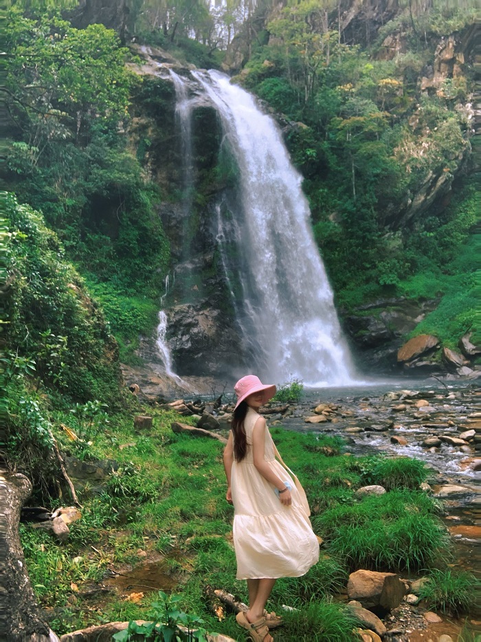 Du lịch Xím Vàng Sơn La xả nhiệt với thác nước hoang sơ