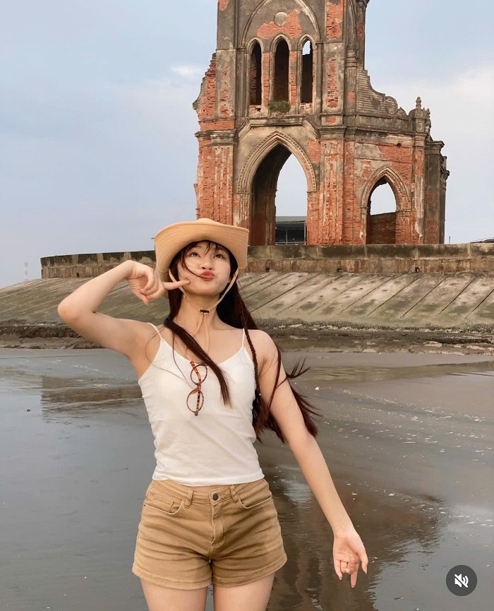 nhà thờ bỏ hoang đẹp nhất Việt Nam Hải Lý nằm ngay sát bờ biển