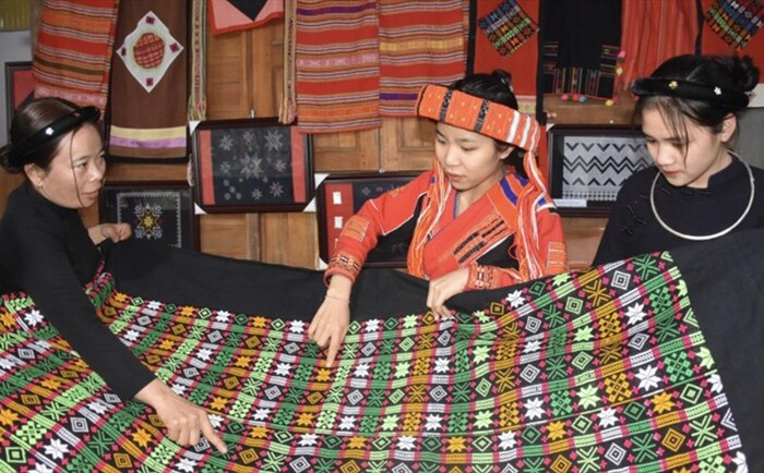 Bản làng gần thác Trăng Hòa Bình Phú Thọ