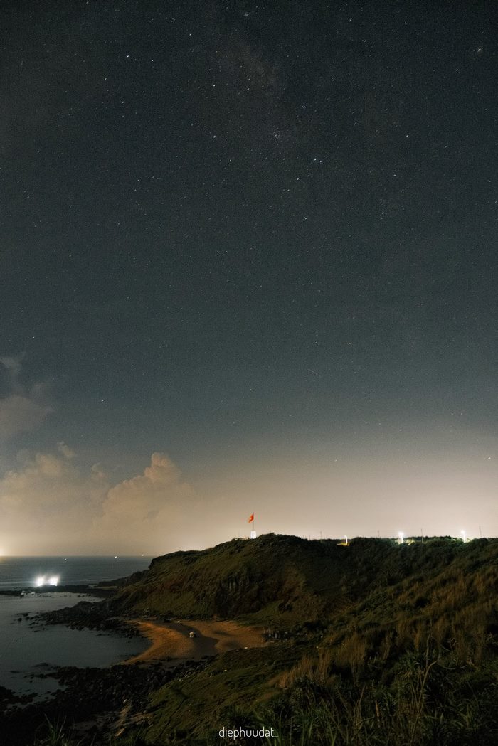  Những bãi đá nhấp nhô dọc đường lên cột cờ Phú Quý như ôm trọn lấy từng cơn sóng vỗ.