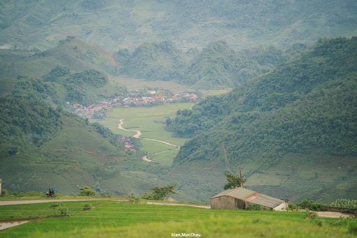 Vẻ đẹp của Suối Bon Vân Hồ là sự hòa quyện tuyệt vời của khung cảnh núi non, ruộng bậc thang và những thung lũng yên ả của vùng cao Tây Bắc.