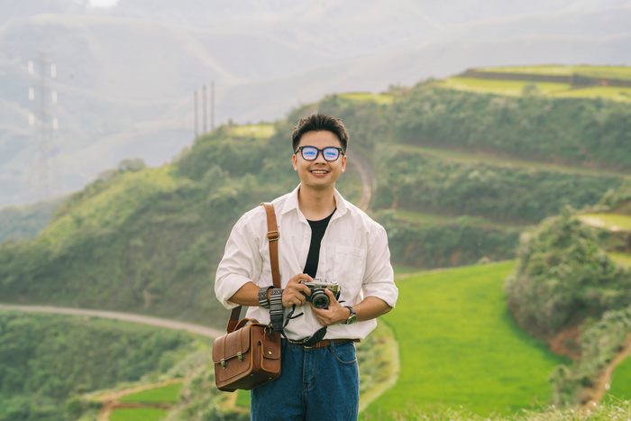 Tác giả của những hình ảnh trong trẻo về vùng đất Suối Bon trên là anh Quang Kiên, sinh năm 1995, là người con của vùng đất Mộc Châu. Lớn lên giữa núi rừng Tây Bắc, anh Kiên mang trong mình tình yêu đặc biệt với thiên nhiên và văn hóa bản địa. Hiện anh đang làm việc trong lĩnh vực du lịch tại Mộc Châu, đồng thời theo đuổi hướng đi quảng bá vẻ đẹp quê hương thông qua hình ảnh và trải nghiệm thực tế.