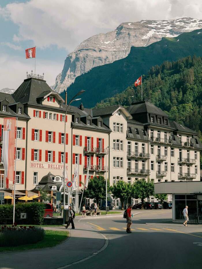 Làng thiên thần Engelberg Thụy Sĩ được bao quanh bởi những dãy núi kì vĩ