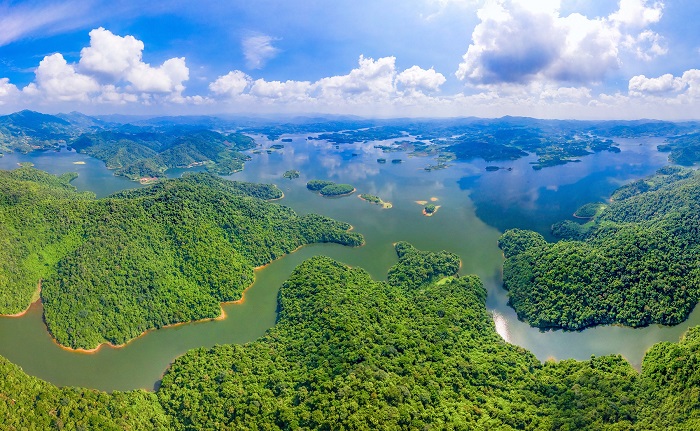 Bạn có thể ghé thăm hồ Cấm Sơn Bắc Giang bất kể thời điểm nào, lý tưởng nhất vẫn là mùa hè
