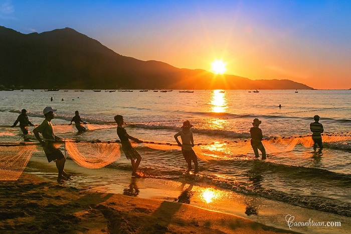 2/9 nên đi biển nào, Tới biển Mỹ Khê sáng sớm để tìm hiểu về đời sống ngư dân