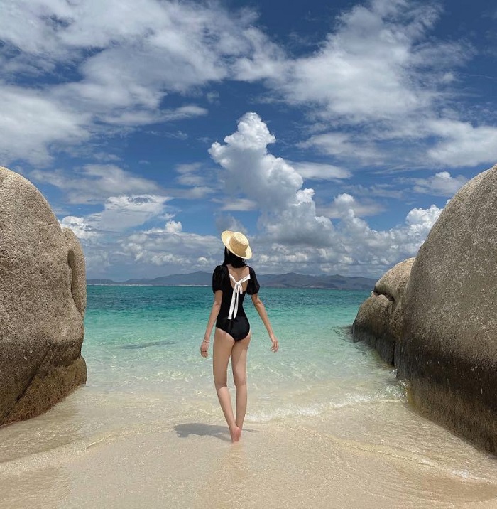 2/9 nên đi biển nào, Cù Lao Câu với cảnh quan hoang sơ, nước biển xanh ngắt