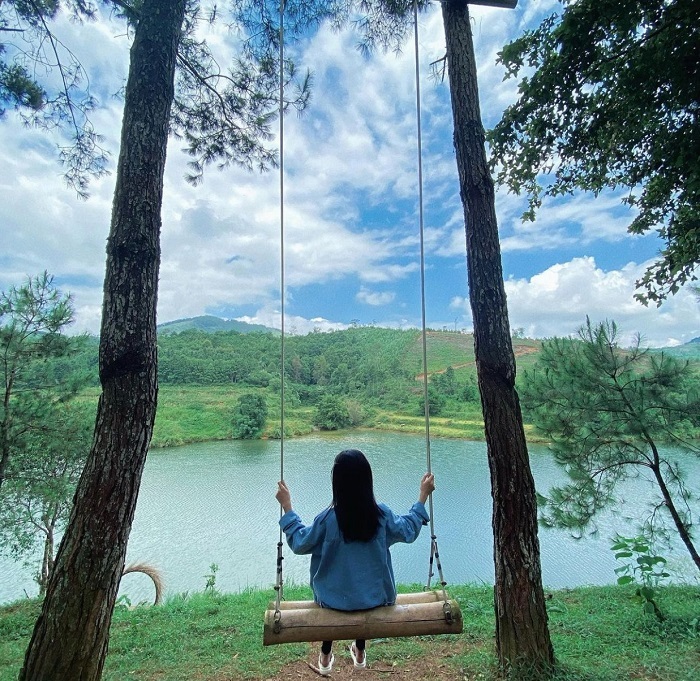 Khung cảnh mộng mơ tại Hồ Bản Chang khá gần đồi cỏ Lủng Tráng Bắc Kạn