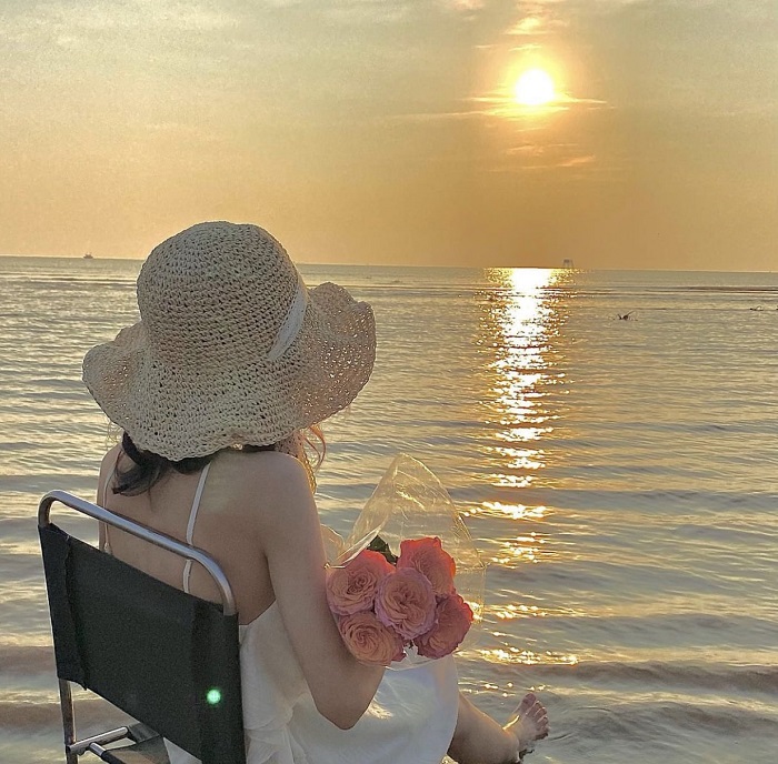 Ngồi ngắm cảnh thiên nhiên tại biển Khu du lịch sinh thái Cồn Đen Thái Bình