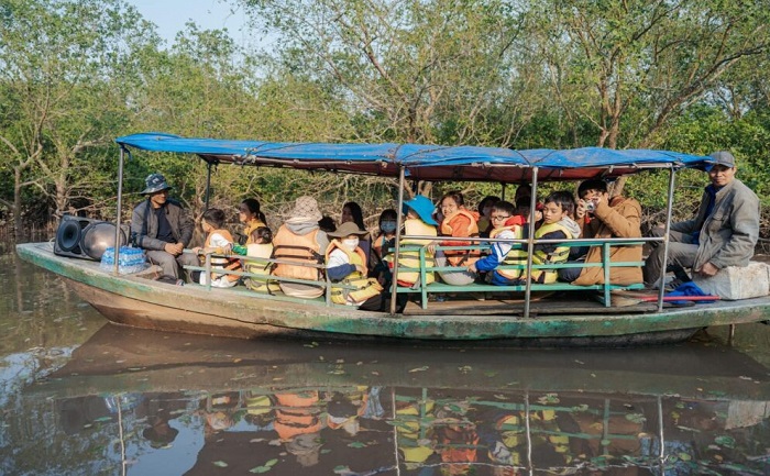 Bạn có thể trải nghiệm thăm quan rừng ngập mặn bằng thuyền khi tới Khu du lịch sinh thái Cồn Đen Thái Bình 