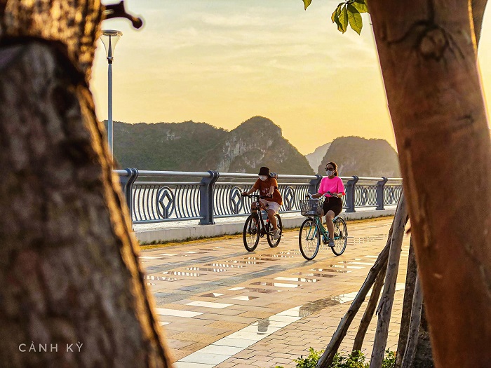 Đạp xe thư thái quanh đường bao biển là top những điều nhất định phải làm khi tới Hạ Long
