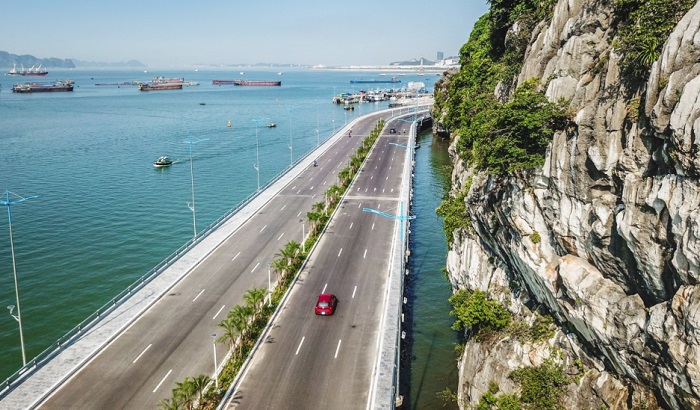 Đường bao biển cho bạn ngắm nhìn di sản ở vị trí cực gần là Top những điều nhất định phải làm khi tới Hạ Long 