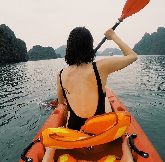 Cảm nhận vẻ đẹp của Vịnh Hạ Long theo một cách rất riêng là Top những điều nhất định phải làm khi tới Hạ Long 