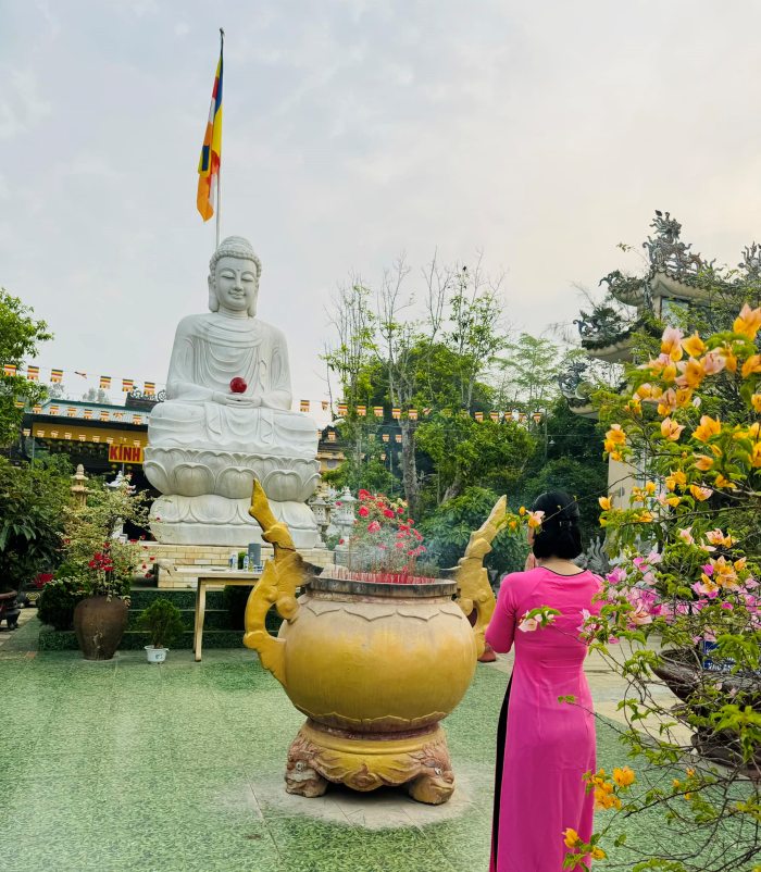 lăng chùa Thiên Ấn phía trong lăng chùa Thiên Ấn phía trong