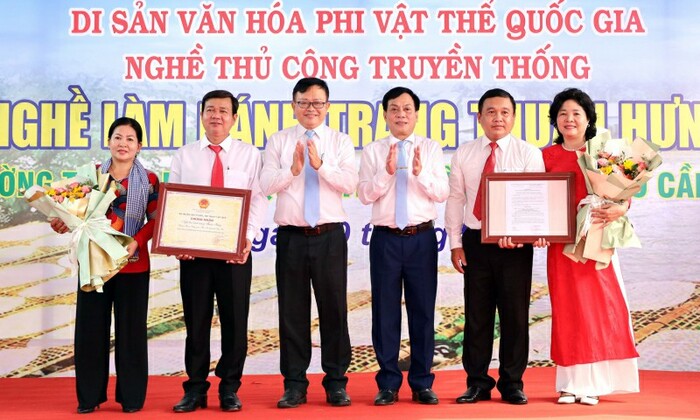 quy trình làng bánh tráng Thuận Hưng sản xuất ra sản phẩm bánh tráng thủ công