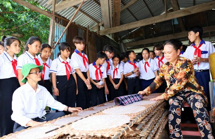 quy trình làng bánh tráng Thuận Hưng sản xuất ra sản phẩm bánh tráng thủ công