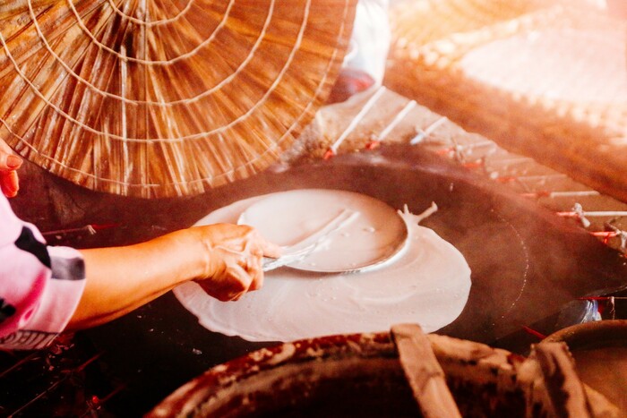 quy trình làng bánh tráng Thuận Hưng sản xuất ra sản phẩm bánh tráng thủ công