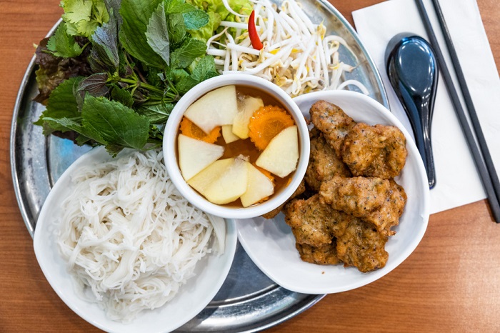 Mở cửa tất cả các ngày trong tuần, Ho Guom là quán ăn Việt nổi tiếng ở Montreal với giá cả phải chăng