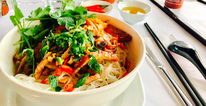 Hoai Huong là một trong những quán ăn Việt nổi tiếng ở Montreal mang lại không gian thân thiện