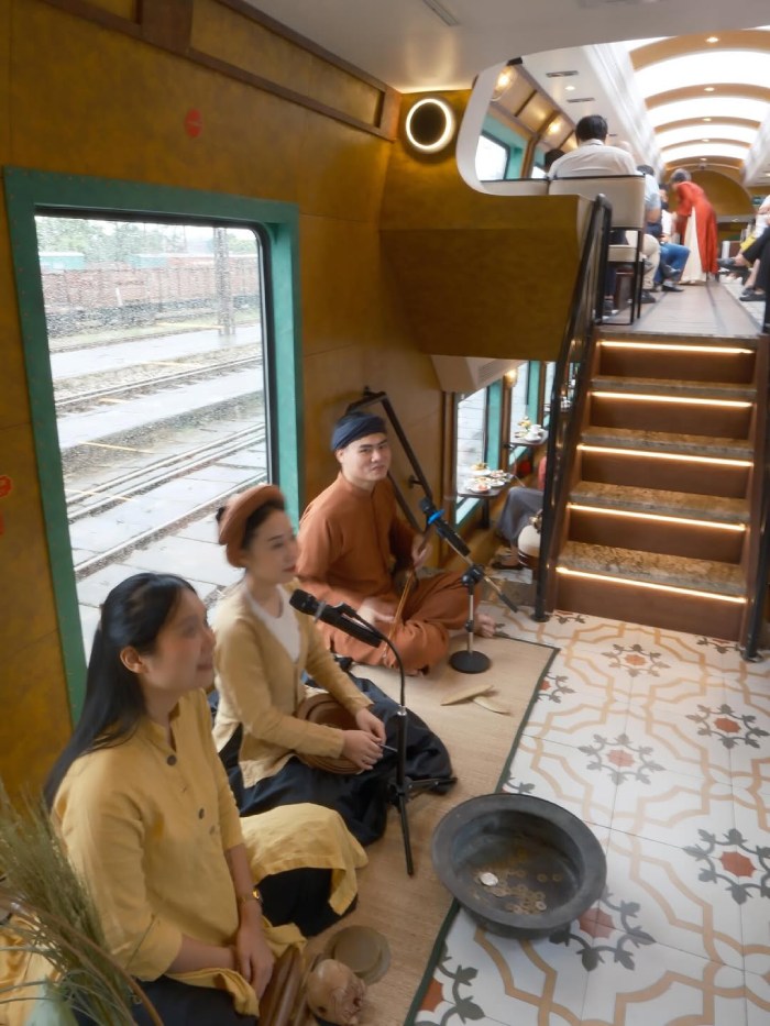 Kinh nghiệm đi tàu di sản Hà Nội thưởng thức nghệ thuật truyền thống