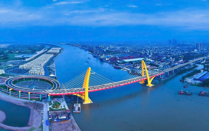 cầu hoàng gia khi lên đèn vào mùa hè