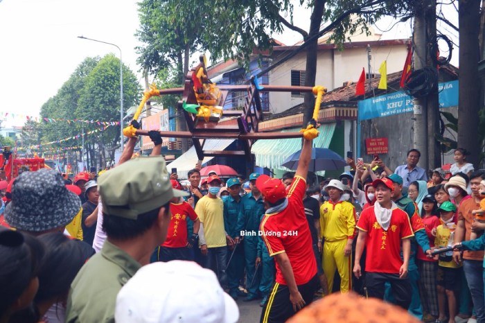 rước kiệu của lễ hội Miếu Ông Bổn tổ chức 4 lần/năm