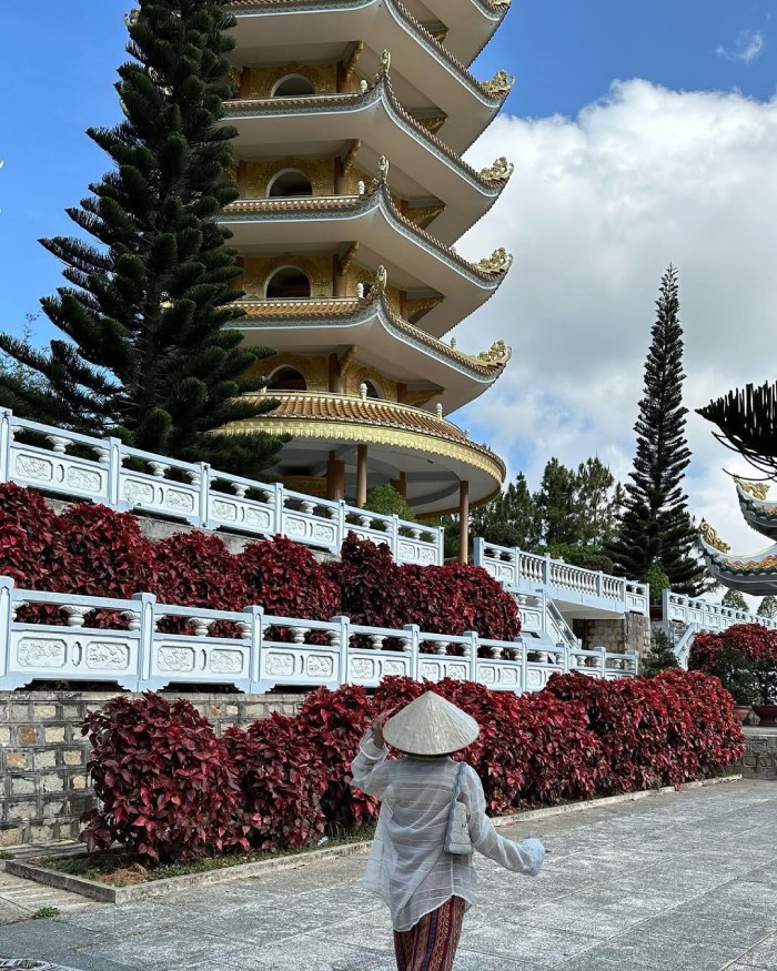 thiên nhiên phong phú tại chùa vạn linh