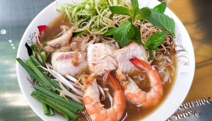 thưởng thức bún nước lèo thơm ngon