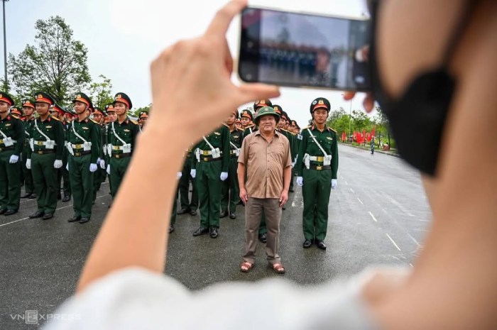 check in cùng đoàn diễu binh