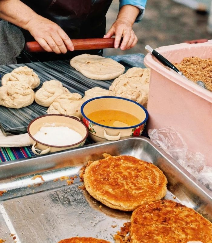 Bánh baba Lệ Giang đặc sản đường phố được nhiều du khách yêu thích