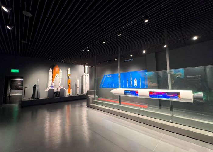 Các mô hình tên lửa hiện đại được trưng bày trong Bảo tàng Vũ trụ